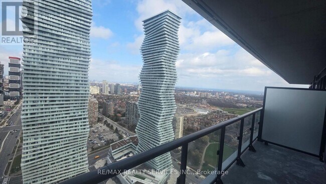 Photo - 448 Burnhamthorpe Rd W Unité 3706