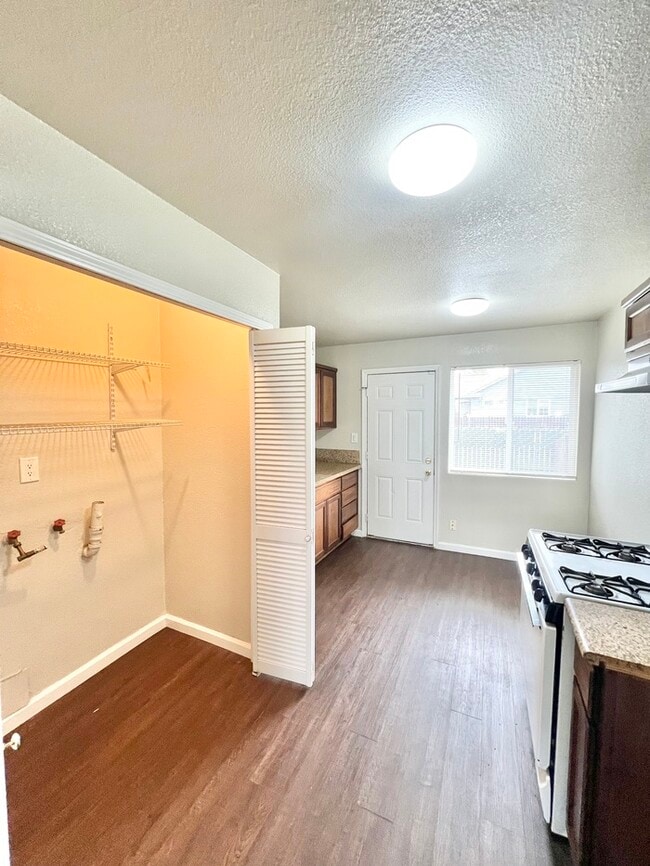 2/1 Duplex in Sacramento! 2822 Del Paso Blvd. Townhome For Rent in