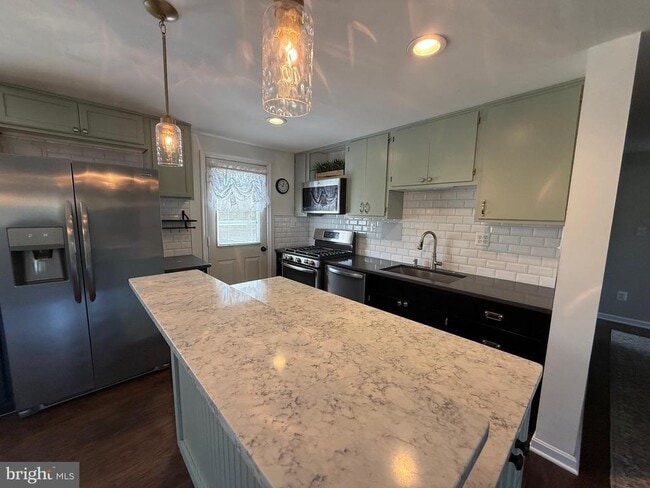 Photo - 5079 Macnamara Dr