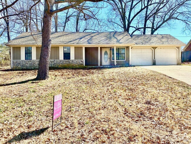 Building Photo - 3 Bedroom 2 Bath Single Family Home