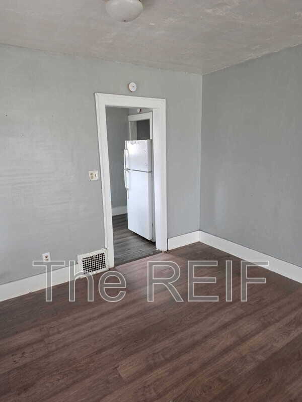 Photo - 1023 Barrie Ave