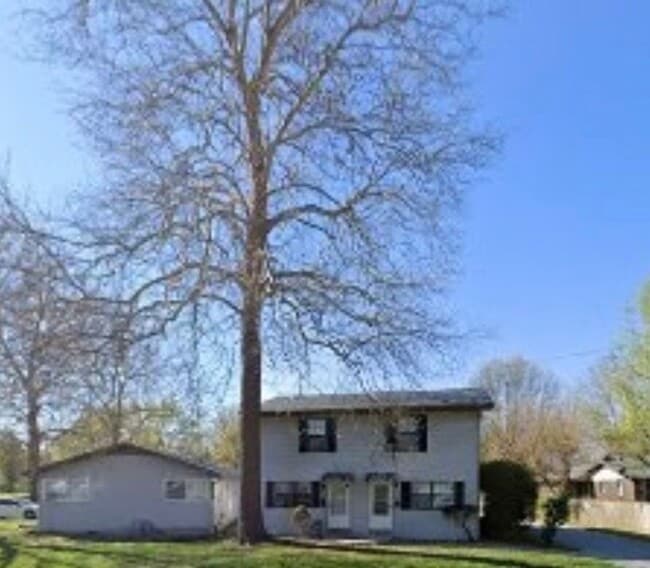 Building Photo - Two-story townhome!