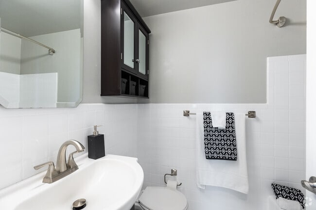 Model Studio - 450SF - Bathroom