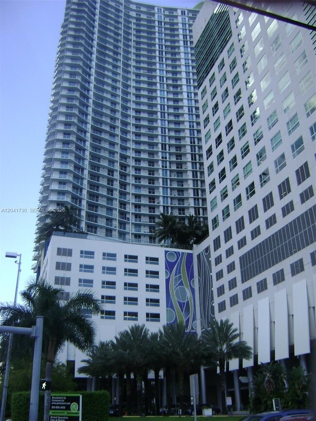 Building Photo - 185 SW 7th St Unit 2104