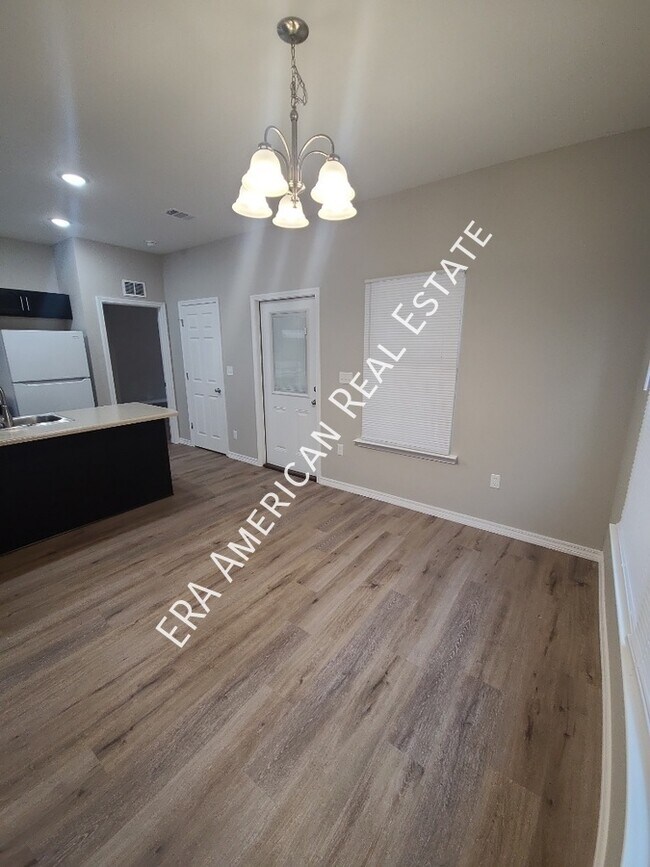 Photo - 711 Robinson Ave E