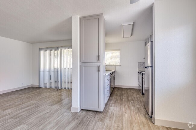 2 BR, 1 BA (Renovated) - 887 SF