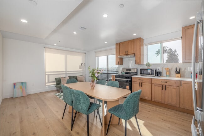 5 habitaciones, 5 baños - 1299 pies cuadrados - Cocina - 1223 W 37th Dr