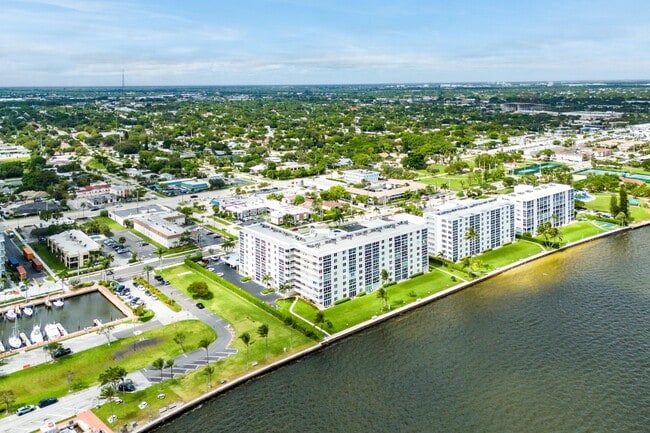 Building Photo - 301 Lake Shore Dr Unit 411