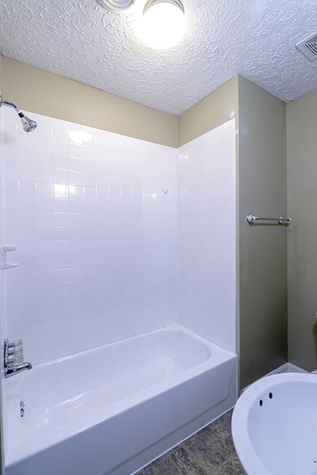 Building Photo - Newly Renovated 2 Bedroom Ranch