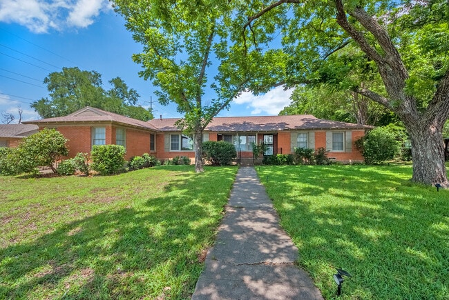 Building Photo - 1653 Mariposa Dr