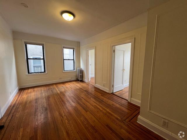 Building Photo - 2 bedroom in Sunnyside NY 11104 Unit 2R Rental