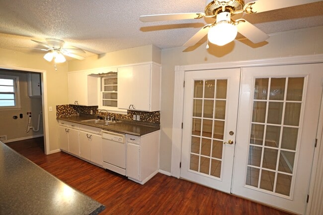 Photo - 1106 S Strong Blvd