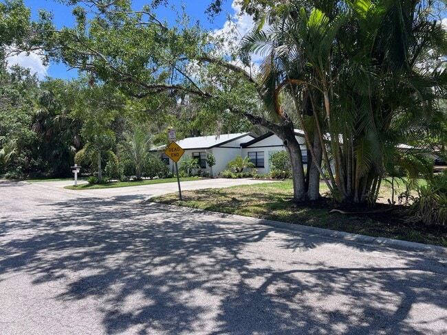 Photo - 306 19th St E