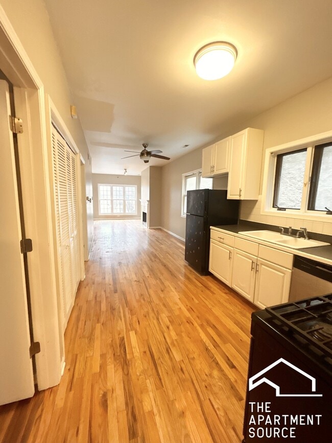 Building Photo - 842 N Wood St Unit 2