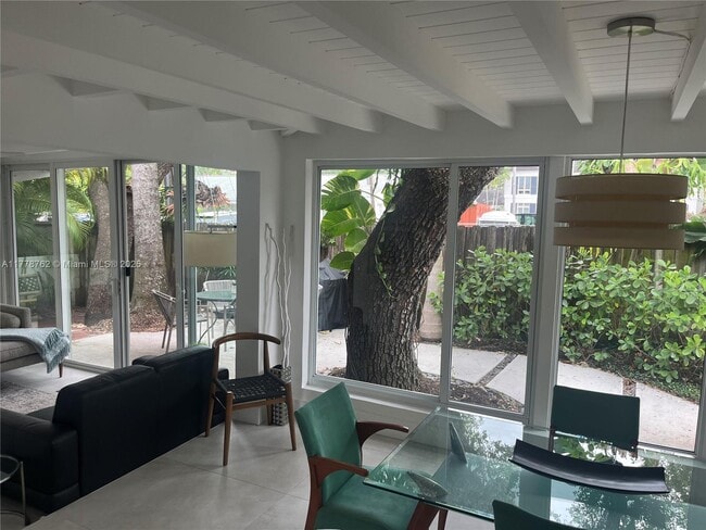 Building Photo - 701 SW 9th Ave Rental