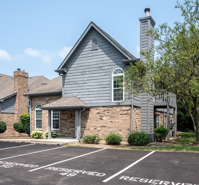Building Photo - 19 Foxcroft Rd Unit 203