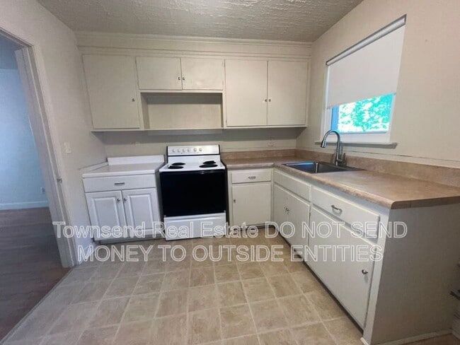 Photo - 507 Martine Rd