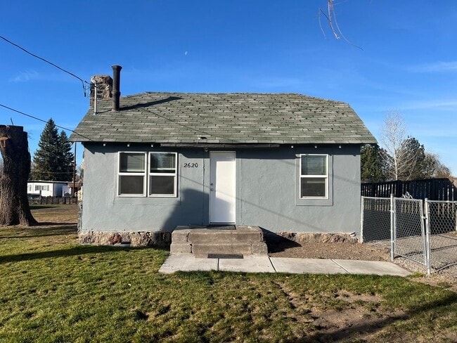 Building Photo - Two Bedroom, One Bathroom Home - Newly Renovated!