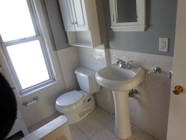 Photo - Pes Friendly, Large Unit, Laundry on a Site, Parking for Rent