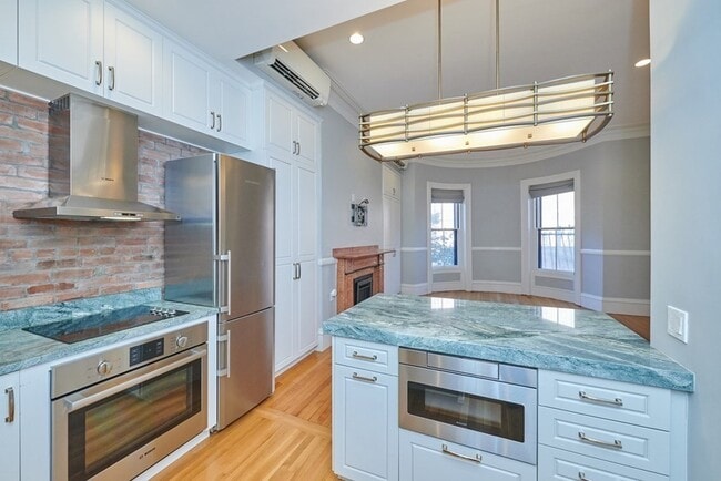 Photo - 313 Marlborough St Unit 2