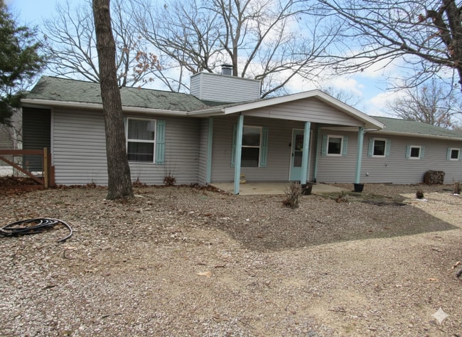 Building Photo - 4 bedroom lake view home