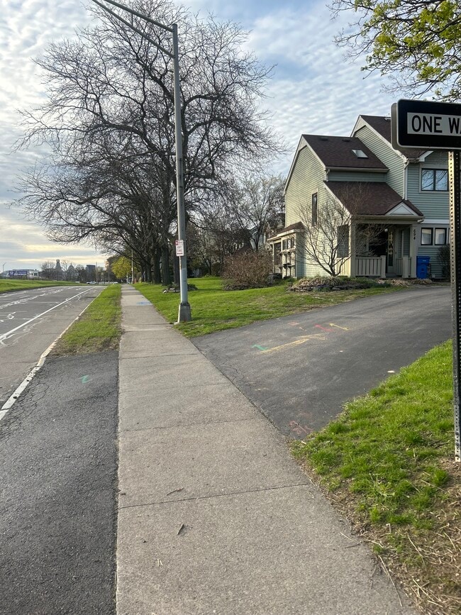 Photo - 694 Broadway