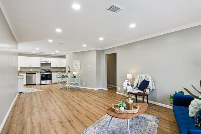 Photo - 1606 Oaks Dr