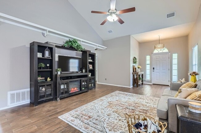 Photo - 803 Hank Aaron Ln