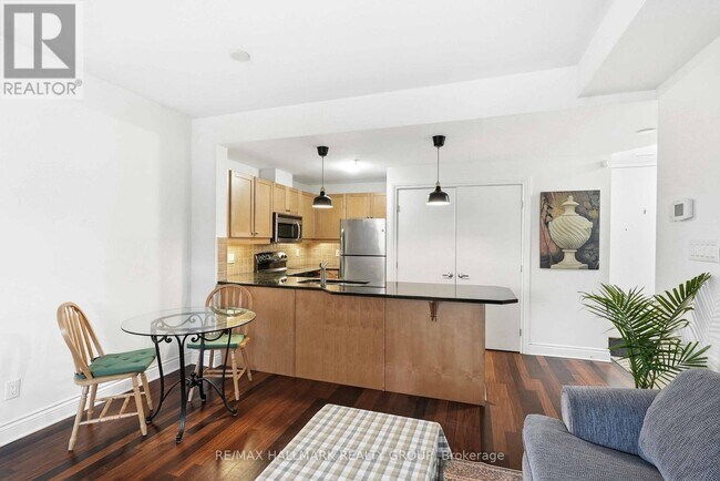 Photo - 323 Winona Ave Unité 310