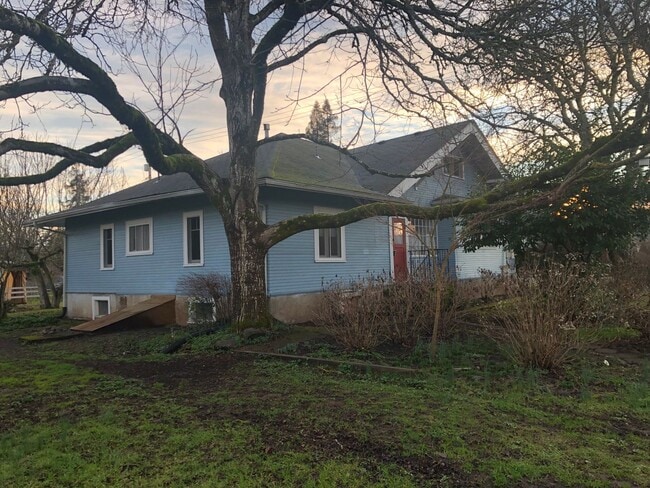 Photo - Large 4 bed/2 bath Farm House on River Rd.