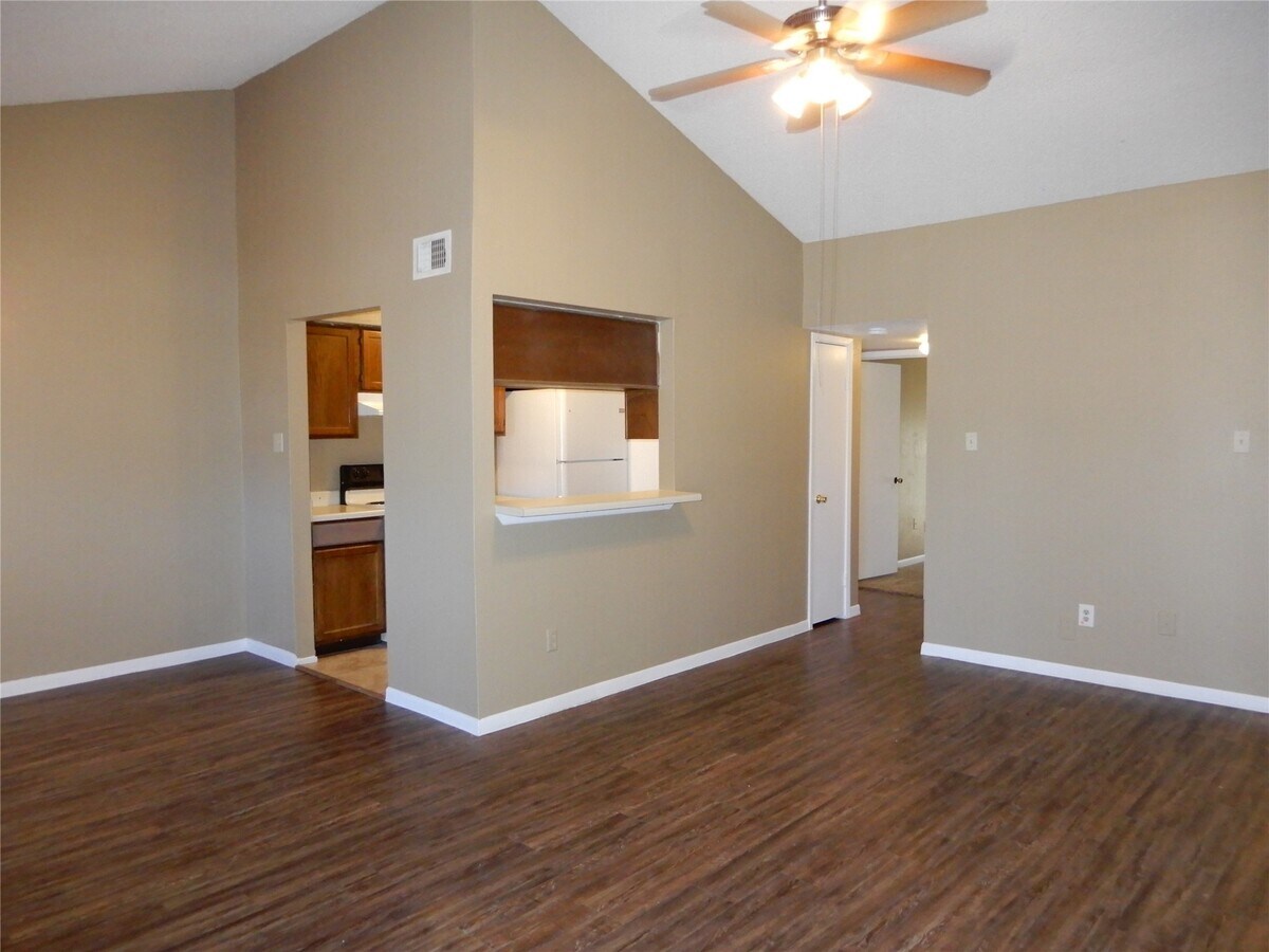 Photo - 17401 Red Oak Dr Unit False