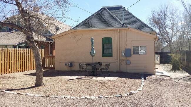 Patio trasero con lugar de estacionamiento designado (la mesa de patio y la sombrilla NO están incluidas en el alquiler) - 607 Harrison Ave