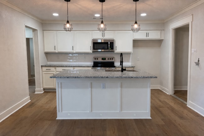 Photo - 604 12th St SE