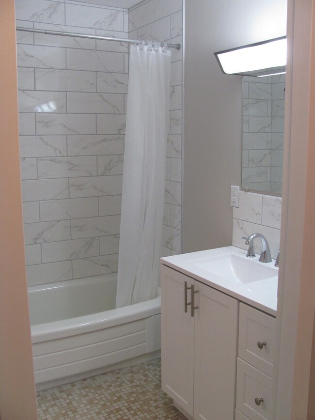 Building Photo - 20333 Detroit Rd Unit 213
