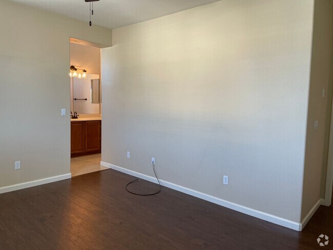 Building Photo - 2 Bedroom / 2.5 Bathroom Reno Home