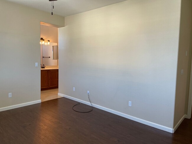 2 Bedroom / 2.5 Bathroom Reno Home - 2 Bedroom / 2.5 Bathroom Reno Home