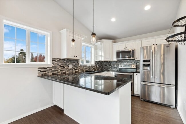 Building Photo - 2 bedroom, 1 bath apartment, close to down...