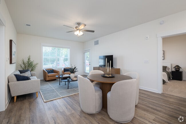 2BR, 2BA - 1175SF - Living Room
