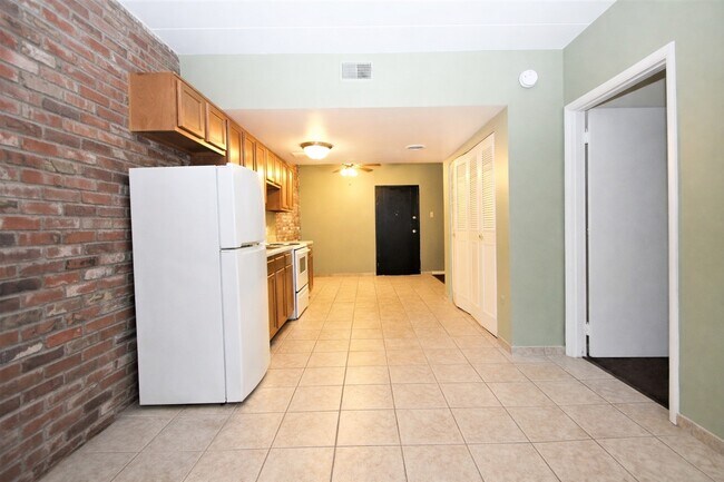 Photo - BRADFORD APARTMENTS -- 094