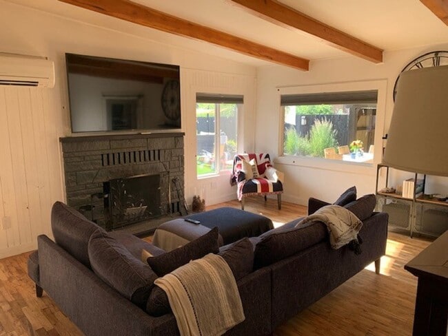 Photo - 3 Bed 2 Bath Single level FULLY FURNISHED