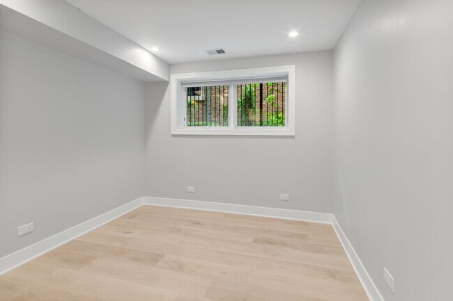 Photo - 935 W Winona St