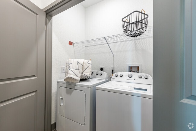 1 BR, 1 BA - 739SF