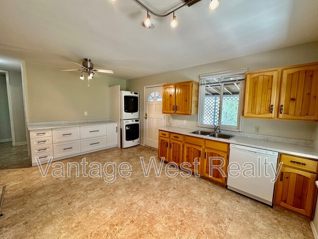 Photo - 840 Bernard Ave