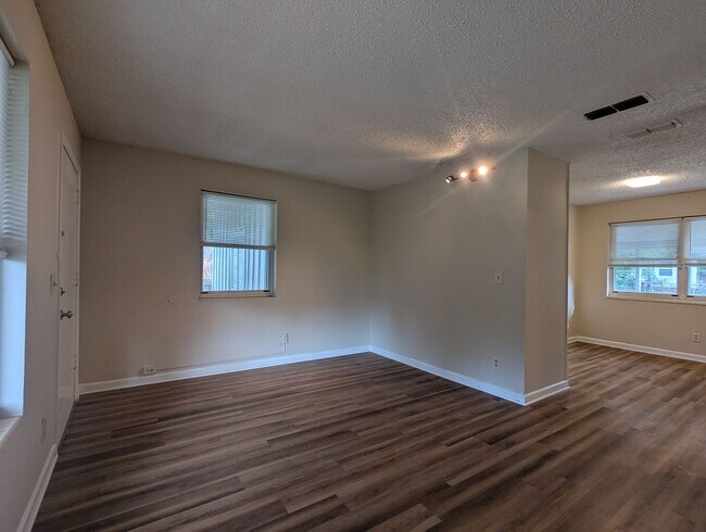 Photo - 3/2 NOW AVAILABLE on the Westside. Close t...
