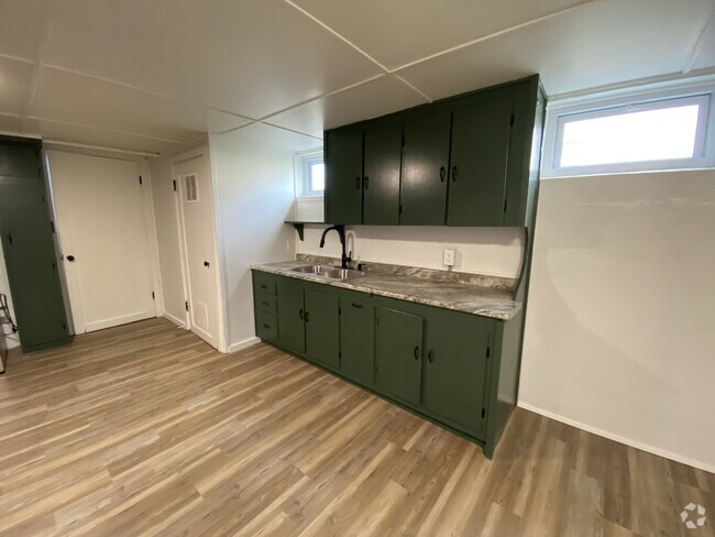 Building Photo - 1527 W 11th Unit Basement B Rental