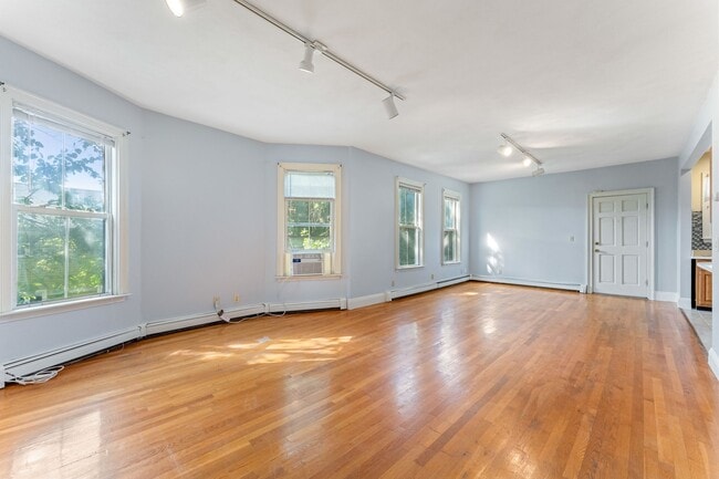 Building Photo - 42 Woodlawn St Unit 5