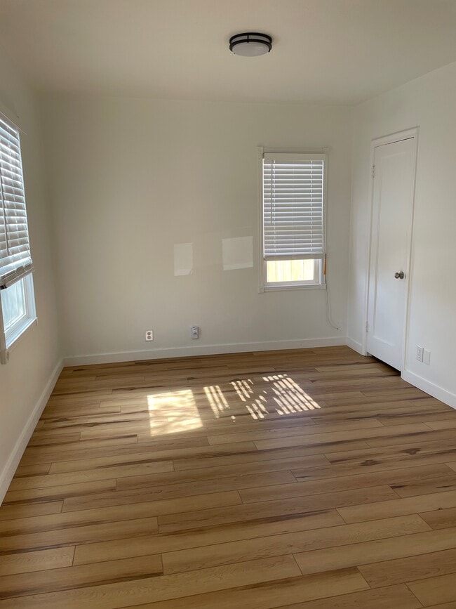 Sala de estar de la planta superior - 1581 E Downington Ave