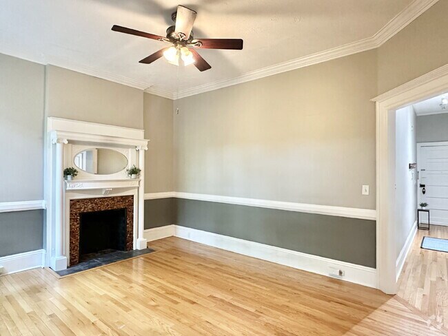 Building Photo - Charming 1 Bedroom Across from Washington ... Unit Apartment 2