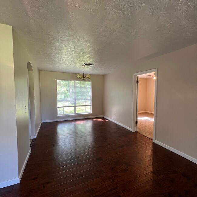 Living Room View 2 - 440 W Hawthorne Rd