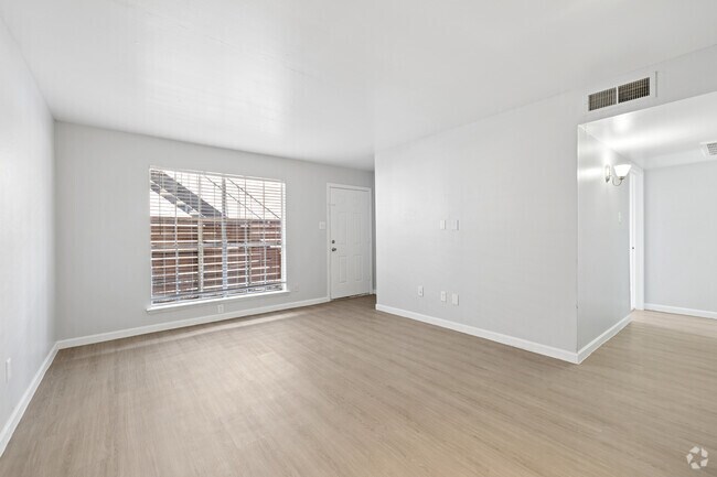1BR, 1BA - 703SF - Living Room